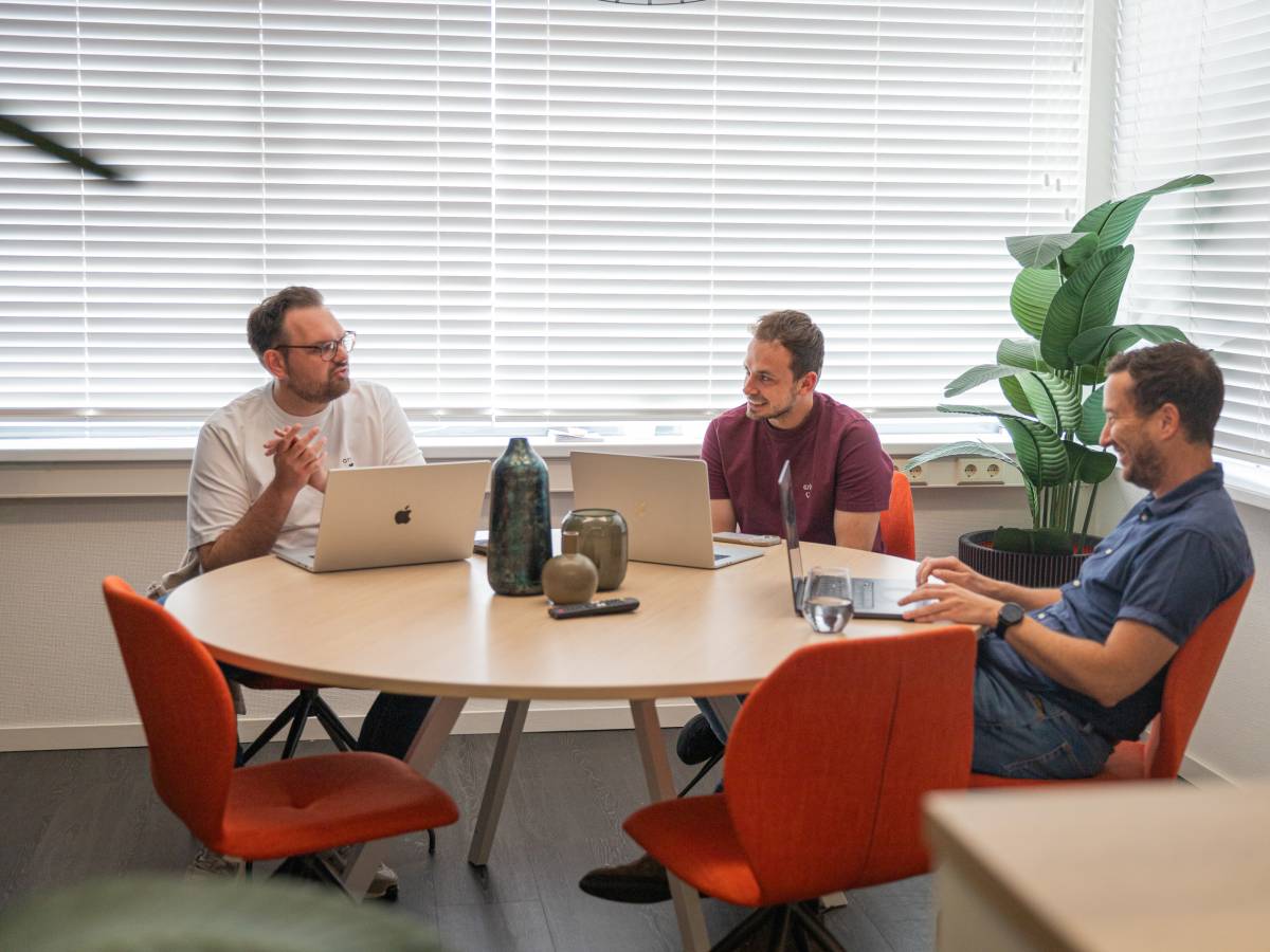 Overleg over website-ontwikkeling bij LR