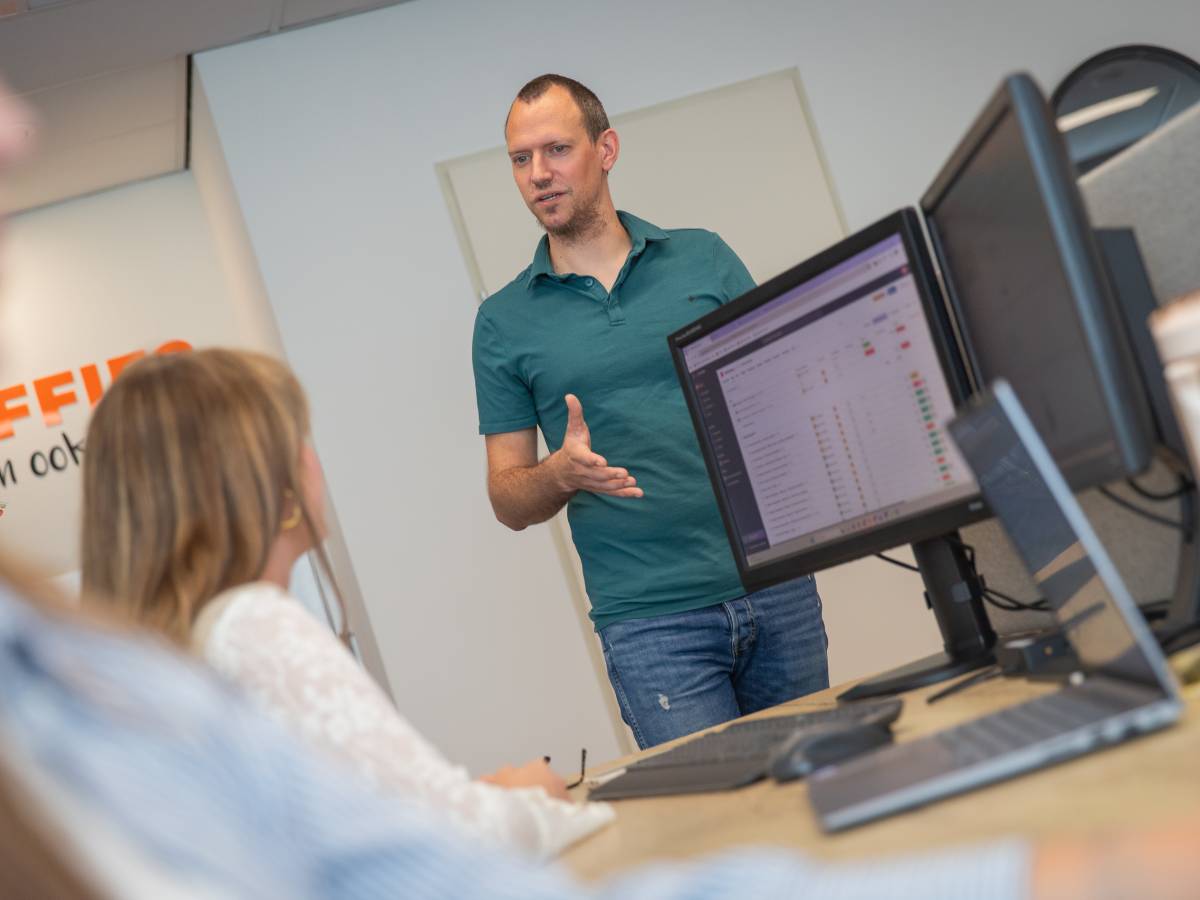 LR marketeer werkt aan online advertentiecampagnes