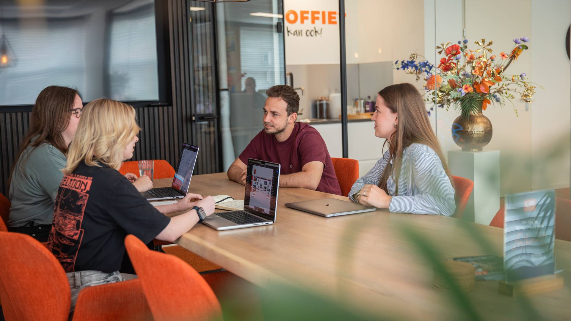 Teamoverleg bij LR