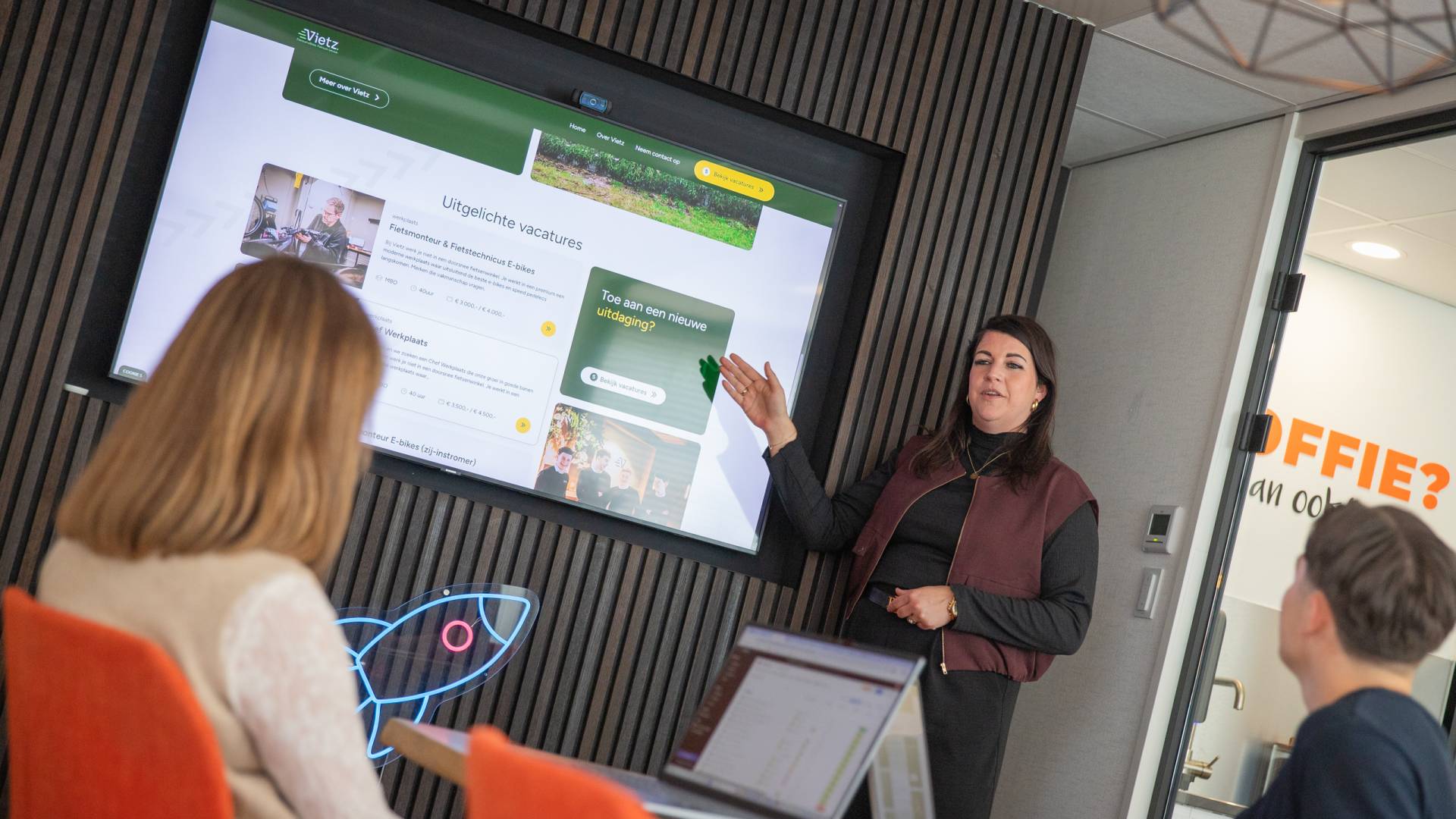 Presentatie van een nieuw ontwikkelde website bij LR